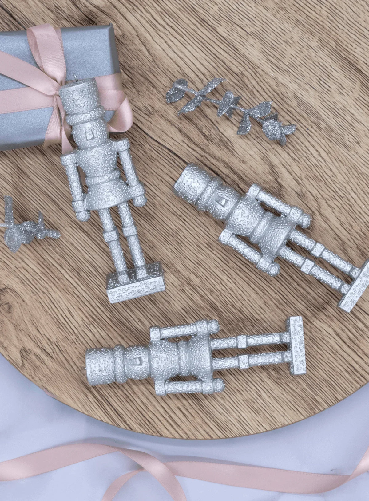 Conjunto de enfeites de vidro quebra-nozes prateados (pacote com 6)