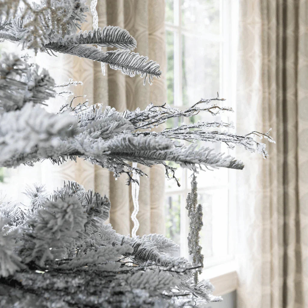 Árvore de Natal artificial King Noble Flock com 500 luzes LED brancas quentes