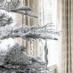 Árvore de Natal artificial King Noble Flock com 500 luzes LED brancas quentes