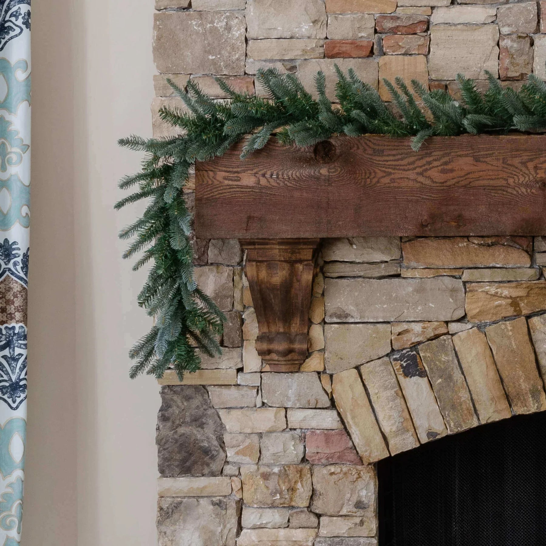 Guirlanda de abeto nobre de com luzes LED brancas quentes (acionada por tomada)